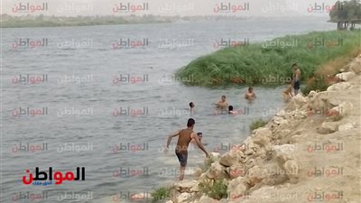 صور| حرارة الجو تدفع المواطنين لاحتضان نيل سوهاج