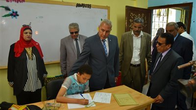 صور| محافظ السويس يتفقد لجان امتحانات الابتدائية والشهادة الإعدادية