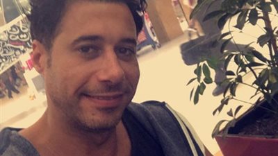مش أنا دا أخويا التوأم.. أحمد السعدني يعرض صورة لـ