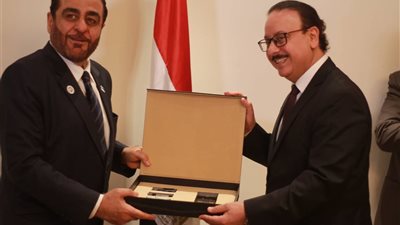 صور| وزير الاتصالات يكرم رئيس جامعة حمدان الإماراتية