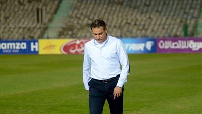 مدرب الزمالك يجتمع بلاعبي الأبيض بعد كلاسيكو الأرض