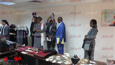 صور| مايا مرسي ووزيرة المرأة ببوركينا فاسو يتفقدان معرض المنتجات اليدوية