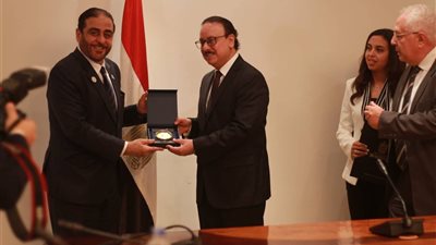 صور| رئيس جامعة حمدان يهادي وزير الاتصالات 