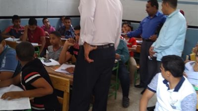 وكيل إدارة طهطا التعليمية يتفقد الامتحانات بمدرسة الدكتور كامل مرسي 