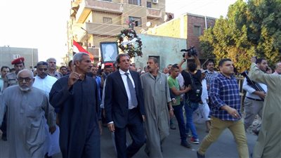 صور| المخرج خالد يوسف يتقدم الصفوف فى جنازة خالد محى الدين بمسقط رأسة 