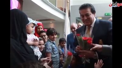 فيديو| أطفال 57357 يستقبلون وزير التعليم العالي بالورود الحمراء