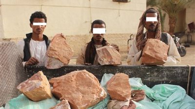 ضبط سيارة محملة بـ15 جوال أحجار كريمة وذهب قبل تهريبها بأسوان
