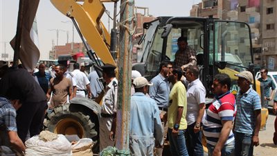 صور| حكمدار السويس يقود حملة مكبرة لإزالة الإشغالات بحي الأربعين