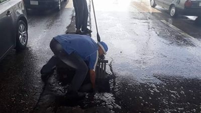 بعد هطول أمطار كثيفة: سحب المياة من شوارع المنصورة