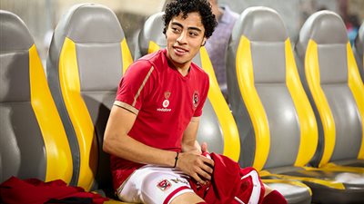 الامتحانات تطيح بنجم الأهلي عن رحلة الإمارات