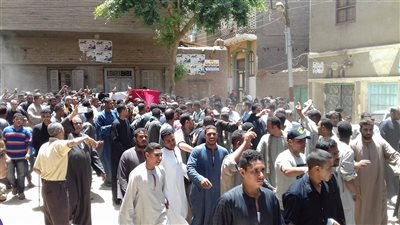  صور | الالاف يشيعون جنازة شهيد سيناء ابن قرية برديس في سوهاج