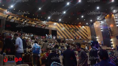 الاستعدادات النهائية لافتتاح حفل توزيع جوائز الفائزين في المسابقة الثقافية بمسرح 