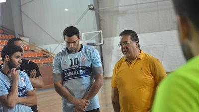 أحمد جلال إبراهيم يعقد جلسة لتحفيز لاعبي اليد بعد خسارة الأهلي