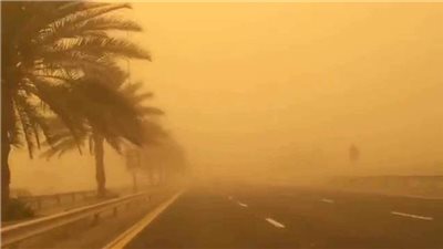 إصابة 5 أشخاص وتحطم سيارتين بسبب العاصفة الرملية بالسويس