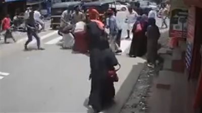  فيديو| جاموسة غاضبة تدهس سيدة في الشارع 