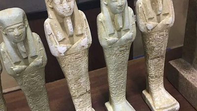 نيابة ملوى تقرر حبس تاجر آثار بعد ضبطه بـ 18 قطعة اثرية