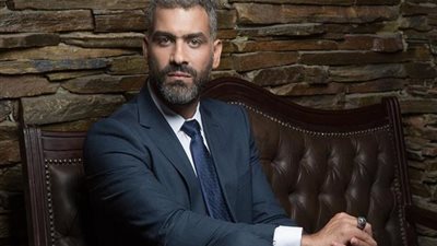 هاني عادل لجمهوره: انتظروني مع مايك ماسي  