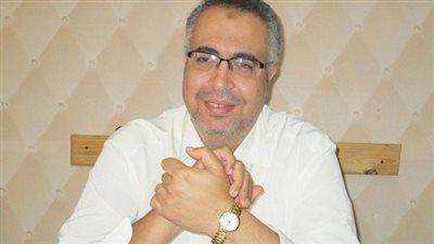 بدء العرض المسرحي 