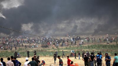 توافد ألآلاف الفلسطينيين على الحدود في 