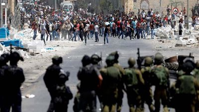 بساق واحدة.. شاهد| شاب فلسطيني يتحدى جيش الاحتلال في 