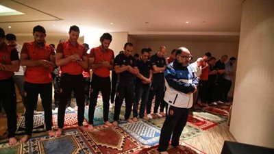 بعثة الأهلي تؤدي صلاة الجمعة في فندق الإقامة