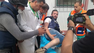 الصحة الفلسطينية: الاحتلال يصيب أحد الصحفيين في شرق خانيوس