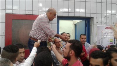 صور| ازدحام علي تذاكر المترو رغم جنون أسعارها