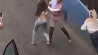 شاهد علقة ساخنة لفتيات من مجموعة شباب.. والسبب !