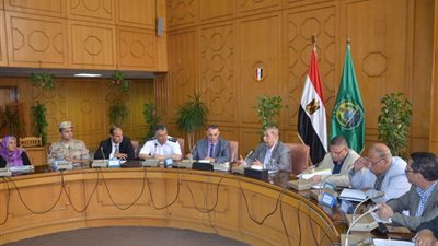 محافظ الإسماعيلية يستعرض إجراءات حملات إزالة التعديات على الأراضى الزراعية