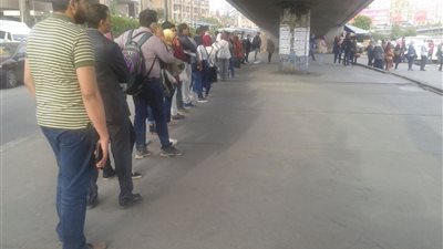 زحمة يادنيا زحمة.. طوابير المواصلات العامة ما بين غضب المواطنين وتعالي السائقين