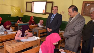 محافظ بني سويف يتفقد امتحانات الإعدادية بيومها الثاني 