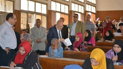 صور| رئيس جامعة الزقازيق يفقد لجان الامتحانات بالفترة المسائية