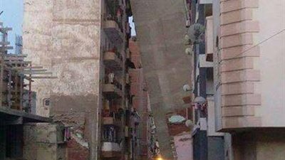 عقار مائل جديد بالإسكندرية.. والأهالي يرفضون الإخلاء