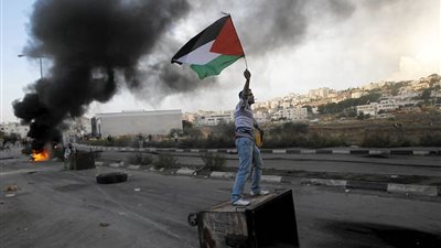 شاهد| مواجهات في رام الله رفضًا لنقل السفارة الأمريكية إلى القدس 