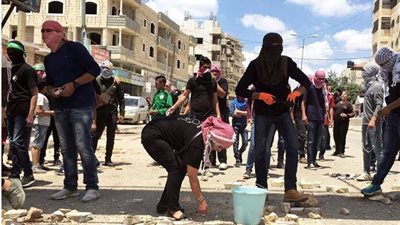 عاجل| متظاهرون يقتحمون موقع 16 التابع للاحتلال شمال بيت حانون