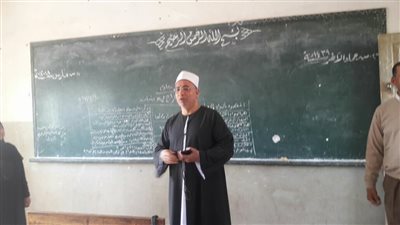 رئيس منطقة سوهاج الأزهرية يتابع سير امتحانات النقل بالمعاهد 