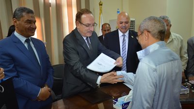 محافظ بني سويف يسلم 19 عقد عمل لذوي الإعاقة ببني سويف 