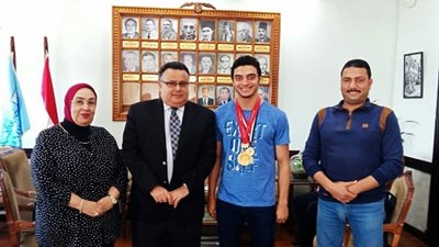 نائب رئيس جامعة الإسكندرية يستقبل بطل العالم فى الكاراتيه الطالب أحمد المصرى