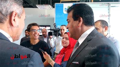 صور| بحوار بسيط مع أحد الطلاب.. وزير التعليم العالي يؤكد: الأموال لا تصنع الإبداع