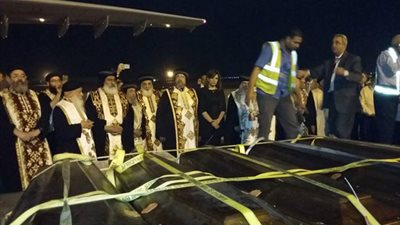 صور| لحظة وصول رفات شهداء الأقباط إلى مطار القاهرة