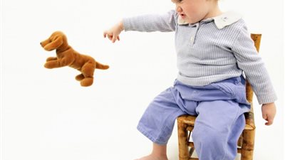 في اليوم العالمي للأسرة.. أخصائي يوضح: كيف تتعامل مع طفل يلقي الأشياء أرضا؟