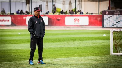 الجهاز الفني للأهلي يعاين ملعب مانديلا