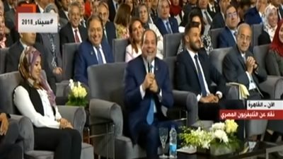 المؤتمر الخامس للشباب| فيديو.. السيسي مازحًا: مين جاب المعارضة هنا