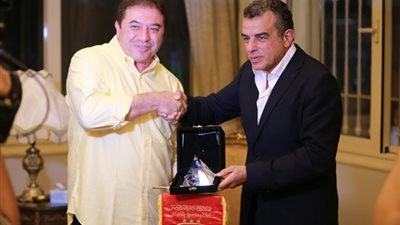 خالد مرتجي هدي سفير مصر في أوغندا درع وعلم الأهلي