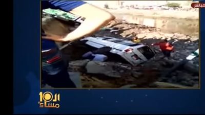 فيديو| الأرض تنشق وتبتلع السيارات في الاسكندرية