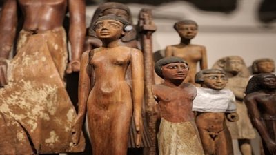القبض على موظف بملوى بحوزته 22 تمثالا أثريا