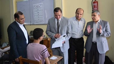 رئيس جامعة سوهاج يتفقد سير امتحانات كلية الصيدلة