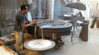 صور| أسعار الكنافة والقطايف من داخل أقدم محلات الكنافة بالدقهلية 