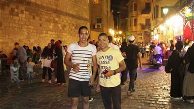 شهر رمضان 2018.. صور| بسمة رسمتها جنبات شارع المعز بثاني ليالي السحور 