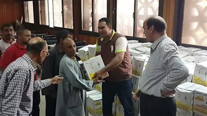 توزيع الكراتين 